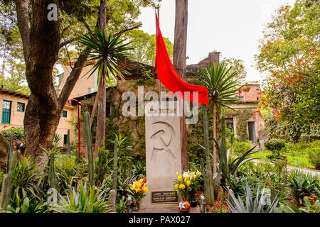 COYOACAN, MEXIKO - 28 Oktober 2016: Leo Trotzki Grab mit dem sowjetischen symbolischen in seinem Haus Museum, ein Platz zu ehren Lew Dawidowitsch Trotskiy und eine Orga Stockfoto