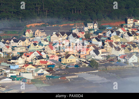 Landschaft der Stadt Da Lat mit Cloud in den frühen Morgen, Vietnam Stockfoto