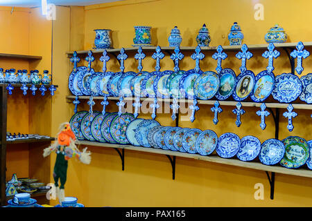 PUEBLA, MEXIKO - 30.Oktober 2016: Einrichtung der Shop die verkauft Waren aus talavera, Mexikanische traditionelle Art der Majolika Keramik, distinguishe Stockfoto