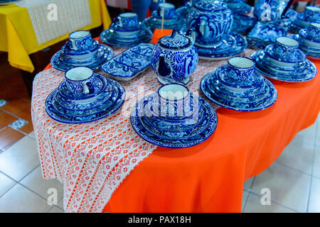 PUEBLA, MEXIKO - 30.Oktober 2016: Einrichtung der Shop die verkauft Waren aus talavera, Mexikanische traditionelle Art der Majolika Keramik, distinguishe Stockfoto