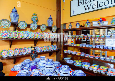 PUEBLA, MEXIKO - 30.Oktober 2016: Einrichtung der Shop die verkauft Waren aus talavera, Mexikanische traditionelle Art der Majolika Keramik, distinguishe Stockfoto