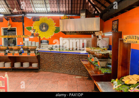 OAXACA, MEXIKO - Nov 1, 2016: das Interieur des Restaurants La Choza del Koch in Oaxaca, der Ort mit den nationalen mexikanischen Essen Stockfoto