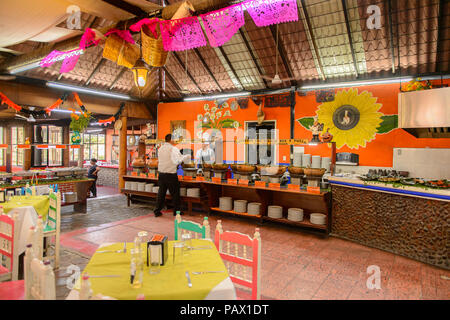 OAXACA, MEXIKO - Nov 1, 2016: das Interieur des Restaurants La Choza del Koch in Oaxaca, der Ort mit den nationalen mexikanischen Essen Stockfoto