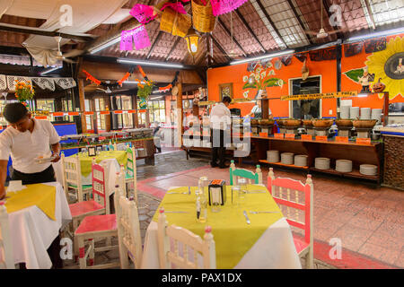 OAXACA, MEXIKO - Nov 1, 2016: das Interieur des Restaurants La Choza del Koch in Oaxaca, der Ort mit den nationalen mexikanischen Essen Stockfoto