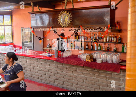 OAXACA, MEXIKO - Nov 1, 2016: das Interieur des Restaurants La Choza del Koch in Oaxaca, der Ort mit den nationalen mexikanischen Essen Stockfoto