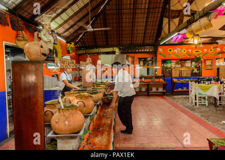 OAXACA, MEXIKO - Nov 1, 2016: das Interieur des Restaurants La Choza del Koch in Oaxaca, der Ort mit den nationalen mexikanischen Essen Stockfoto