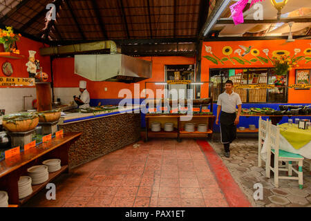 OAXACA, MEXIKO - Nov 1, 2016: das Interieur des Restaurants La Choza del Koch in Oaxaca, der Ort mit den nationalen mexikanischen Essen Stockfoto