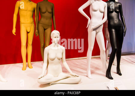 NEW YORK, USA - Okt 8, 2015: Kunst der Schaufensterpuppe Sammlung von Ralph Pucci im Museum für Kunst und Design (MAD), Manhattan, New York. Es war establishe Stockfoto