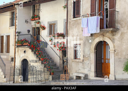 PESCOCOSTANZO, Italien - 18 AUGUST, 2015: schöne Fassaden in steilen Gasse. Das Bergdorf - ca. 1400 m über Meer - Pescocostanzo in der Region von Ab Stockfoto