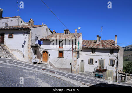 Schöne Fassaden in steilen Gasse. Das Bergdorf - ca. 1400 m über Meer - Pescocostanzo in der Region der Abruzzen, Italien Stockfoto