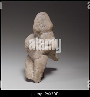 Sitzende weibliche Figur. Kultur: Zypriotische. Abmessungen: H.4 1/8 in. (10,5 cm). Datum: Ca. 600-480 v. Chr.. Die Figur ist handgearbeitet und solide. Das Gesicht war von einer verschlissenen Form gefertigt. Die Abbildung ist nicht vollständig eingesetzt, ist aber schräg orientiert, nach hinten gelehnt. Museum: Metropolitan Museum of Art, New York, USA. Stockfoto