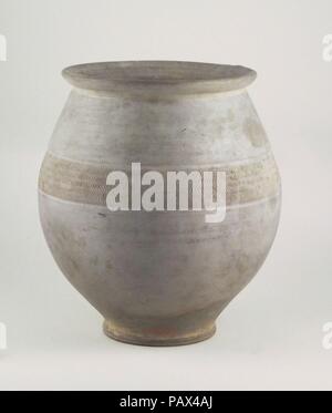 Jar. Abmessungen: 6 5/16 in. (16 cm) Andere (Durchmesser des Körpers): 5 11/16 in. (14,5 cm). Grau breite-mouthed Jar mit fünf zerfurcht Linien auf der Schulter. Museum: Metropolitan Museum of Art, New York, USA. Stockfoto