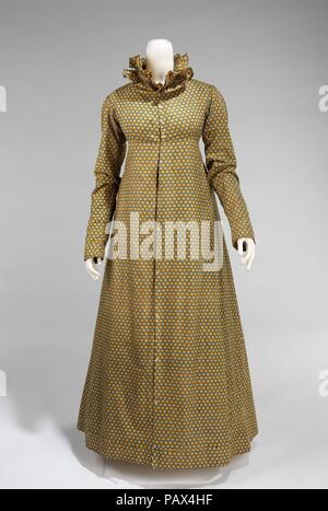 Kleid. Kultur: American. Datum: Ca. 1815. Dieses Kleid präsentiert eine lebendige und ansprechende Textil mit seinen gesamten kleine Ausdrucke. Diese Art von Drucken war in der hohen Nachfrage in den Teens und obwohl es in Neu England zu dieser Zeit gemacht worden sein könnte, war es vermutlich aus England importiert, die große Mengen im gesamten Zeitraum geliefert. Das Empire Silhouette ist leicht mit seinen Ursprung in der CHITON der alten Greco-Romans, bei der es sich um eine röhrenförmige Kleid von den Schultern drapierten und manchmal unter der Büste belted identifiziert. Mehrere re-Interpretationen haben in Kostüm Geschichte Aufgetreten b Stockfoto