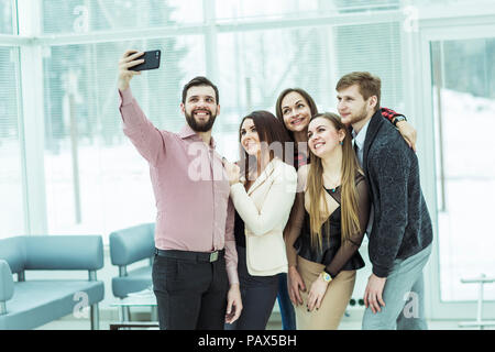 Professionelle Business Team und stellen selfie beim Stehen in der Nähe der Fenster im Büro Stockfoto