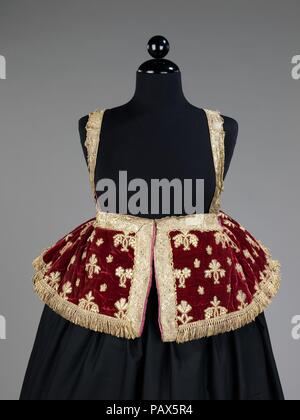 Jacke. Kultur: Russisch. Datum: 1840-80. Die dushegraya in Russischen Kostüm wird häufig auch als "Körper wärmer" bekannt. Der Stil ist sowohl mit als auch ohne Ärmel gesehen. Der Schnitt ist ähnlich dem sarafan oder die kurze epanechka Mieder mit Polsterung und tubuläre Falten an der Rückseite. Ärmelloses Stile sind quer über den Körper geschnitten und von schmalen Riemen auflegen. Dushegraya waren abgenutzt über den sarafan für zusätzliche Wärme im Freien. Zusammen mit der 2009.300.614, dieses Objekt wurde von Stewart Culin (1858-1929) während einer Expedition im Jahr 1923 gesammelt. Culin war das Brooklyn Museum Stockfoto