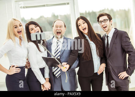 Happy Business Team macht einen selfie stehen in der Nähe der Fenster im Büro Stockfoto