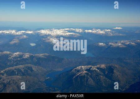 Lago Puelo im Zentrum des Bildes, hinter ist Chile Hornopiren Nationalpark, in der Rückseite nach rechts, schneebedeckten Vulkan Yates Stockfoto