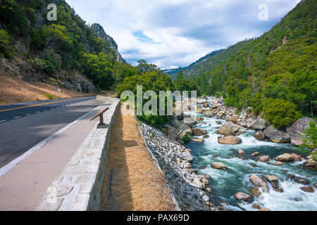 Beteiligung am Merced River Rapids am Straßenrand Anziehung - Highway 140 im Yosemite National Park Stockfoto