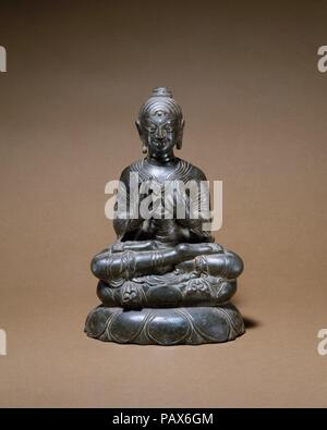 Predigt Buddha. Kultur: Indien (Jammu und Kaschmir, alte Königreich von Kaschmir) oder Pakistan. Abmessungen: H. 8 3/8 in. (21,3 cm). Datum: 8. Dieser Buddha, mit seinen Beinen in einem vollen yogischen Haltung und seine Hände predigt Gestik, die gefaltet, ruft die erste Predigt bei Sarnath. Die komplexe Behandlung der monastischen Roben, vor allem ihre Plissee endet, ist der Beweis für eine nicht identifizierte monastischen Workshop, wahrscheinlich in Kaschmir oder die Swat-Tal. Die Behandlung der Haare locken ist unkonventionell, wie ist die extreme Stilisierung der Augen und der Augenbrauen. Silber inlay markiert die Augen und auspicio Stockfoto