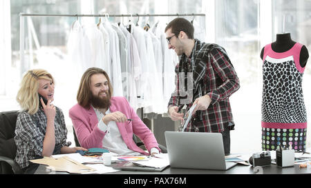 Zwei Fashion Designer sind an der Schaffung von Frauen Kleidung im Studio Stockfoto