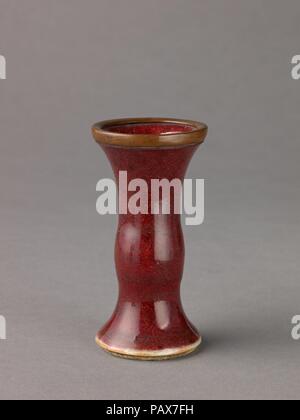 Kleine Vase. Artist: Chinesisch, Qing Dynastie. Kultur: Chinesen. Abmessungen: Höhe: 3 cm. (9,2 cm). Datum: vermutlich aus dem 19. Jahrhundert. Museum: Metropolitan Museum of Art, New York, USA. Stockfoto