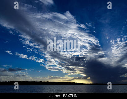 Eine spektakuläre inspirational Bunten atmosphärischen bewölkter Himmel cloudscape mit Stratocumulus und Zirruswolkenbildung in der Mitte der blauen Himmel Stockfoto