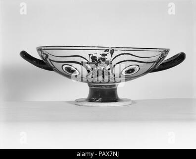 Terrakotta Kylix: Eye-Cup (Trinkbecher). Kultur: Griechisch, Dachboden. Abmessungen: H.4 15/16 in. (12,6 cm) Durchmesser 11 cm. (29,8 cm) Breite mit Griffen in 14 5/8. (37,2 cm). Datum: Ca. 540-530 v. Chr.. Vorderseite, zwischen Augen, Krieger und Frau (Menelaos und Helen?) Rückwärts, zwischen Augen, Kampf Graffito unter dem Fuß: Ich bin Melousa-Preis; sie gewann das Mädchen die Karden Wettbewerb das besondere Interesse der Kylix liegt in der Inschrift. Es ist erstaunlich, dass ein Mädchen, gewann ein carding Wettbewerb entscheiden würden oder eine Schale mit militärischen Szenen dekoriert werden. Eine Erklärung dafür ist, dass der Preis wurde entschieden, Stockfoto