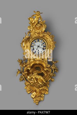 Wanduhr (pendule en Kartell). Kultur: Französisch, Paris. Abmessungen: Insgesamt: 52 1/2 x 24 1/2 x 15 1/2 in. (133,4 × 62,2 × 39,4 cm). Schöpfer: Uhrmacher: Jean Godde l'aîné (Französisch, Ca. 1668-1748/49); Fall Teekocher: Charles Cressent (Französisch, Amiens 1685-1768 Paris). Datum: Ca. 1740-45. Das Thema dieses prächtige Rokoko Wanduhr mit seiner asymmetrischen Design ist der Sieg der Liebe über die Zeit. Als Sohn eines Bildhauers und Enkel eines ébéniste, Charles Cressent, der den Fall, kombiniert die Talente der beiden und erstellt nicht nur hervorragende Fall Möbel sondern auch phantasievolle Skulptur in Stockfoto