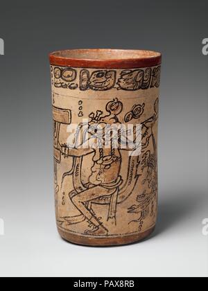 Vase mit Codex-Style mythologische Szene. Kultur: Maya. Abmessungen: H.7 1/2 × Diam. 4 7/16 × Circum. 13 7/16 in. (19 × 11,2 × 34,2 cm). Datum: Ca. 7. oder 8. Diese detaillierte Szene, erstellt von einem der besten Künstler der klassischen Maya Zeitraum (Ca. 250-900), beleuchtet das Leben der Götter und ihre Rolle in der Fortsetzung der Welt. Die Inschrift unter dem Rand bezieht sich auf 'Heben' 'Drinking Cup' in einen Akt der Hingabe und dem Besitzer des Schiffes als 'sTriker." Der Stürmer der älteren Regen Gott Chahk sein, der einen zeremoniellen Ax in seiner linken Hand ausübt und Orte seiner Rechten Stockfoto