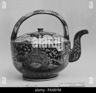 Flasche Wein. Kultur: Japan. Abmessungen: H.7 3/4 in. (19,7 cm); Durchm. 9 1/4 in. (23,5 cm). Datum: 18. Museum: Metropolitan Museum of Art, New York, USA. Stockfoto