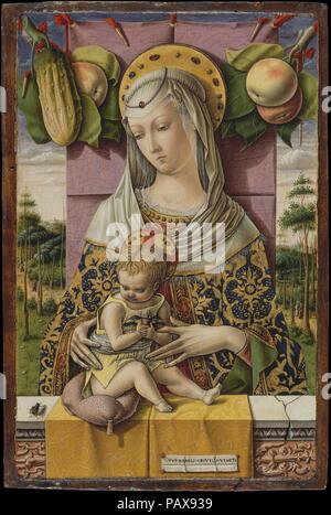 Madonna und Kind. Künstler: Carlo Crivelli (Italienisch, Venedig (?), aktiv von 1457 - gestorben 1495 Ascoli Piceno). Abmessungen: Insgesamt 14 7/8 x 10 in. (37,8 x 25,4 cm); Oberfläche lackiert 14 3/8 x 9 1/4 in. (36,5 x 23,5 cm). Datum: Ca. 1480. Dies perfekt erhaltenen arbeiten, ist eines der schönsten Bilder des Künstlers. Flämische Malerei kann die bemerkenswerte Präzision des Einzelnen in den Hintergrund, wo turbaned Figuren (Ungläubige) Spaziergang inspiriert haben. Trompe-l'oeil-Details sind gegen die Puppe - wie allein der Jungfrau gespielt. Die äpfel und Fliegen sind Symbole der Sünde und des Bösen und sind im Gegensatz zu der Gurke eine Stockfoto