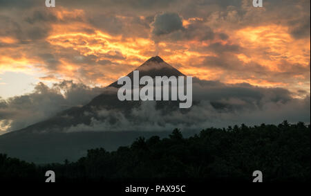 Mount Mayon Vulkan bei Sonnenuntergang, das nach einer jüngsten Ausbruch-Sto. Domingo, Albay - Bicol, Philippinen Stockfoto