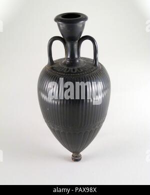 Terrakotta amphoriskos (Kolben). Kultur: Griechisch, Dachboden. Abmessungen: H.6 15/16 in. (17,6 cm). Datum: 4. Jahrhundert v. Chr.. Schwarz glasiert mit einem spitzen gerippte Körper für Parfüm verwendet. Museum: Metropolitan Museum of Art, New York, USA. Stockfoto