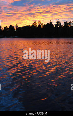 Sonnenuntergang auf See in der Boundary Waters Canoe Area in der Nähe von Ely, Minnesota, USA Stockfoto