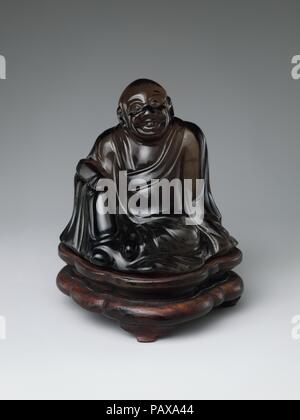 Sitzender Buddha. Kultur: China. Maße: Gesamt: H.3 3/8 in. (8,6 cm); W. 3 1/2 in. (8,9 cm); D.3. 7,6 cm (3 Zoll). Datum: 18. bis 19. Jahrhundert. Museum: Metropolitan Museum of Art, New York, USA. Stockfoto