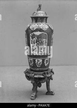 Überdachte Vase. Kultur: China. Abmessungen: H. mit Abdeckung: 44 in. (111,8 cm). Museum: Metropolitan Museum of Art, New York, USA. Stockfoto