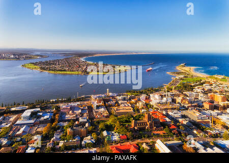 Delta von Hunter River bei Newcastle City CBD hinter Nobbys Head über entwickelten Industrie- und Wohngebiete am Wasser in der Luft erhöht. Stockfoto