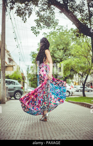 Mädchen Modellierung in der Straße mit Kleid Stockfoto