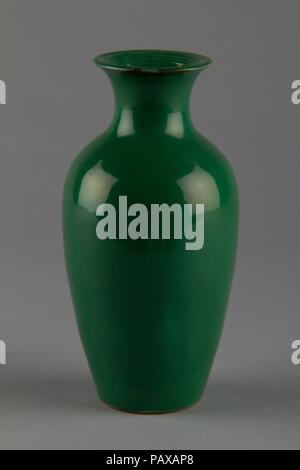 Vase. Kultur: China. Abmessungen: H. 4 3/4 in. (12,1 cm). Museum: Metropolitan Museum of Art, New York, USA. Stockfoto