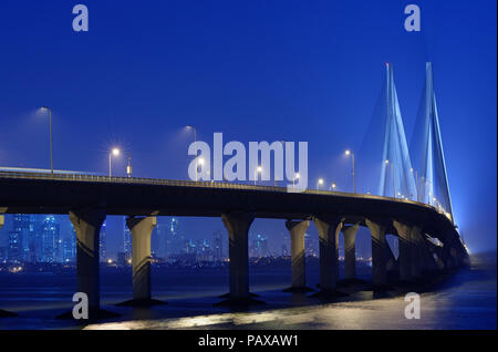 Bandra Worli Sea Link auch als Rajiv Gandhi meer link, am späten Abend, Mumbai, Indien. Stockfoto