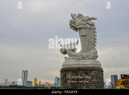 Da Nang, Vietnam - May 22, 2018. Die Skulptur eines Drachen am Ufer des Flusses Han in Da Nang, Vietnam. Stockfoto