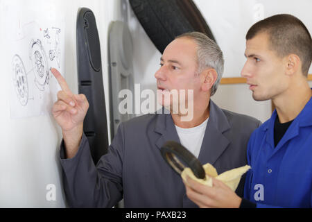 Student führt in grundlegende metallverarbeitung Klasse Stockfoto