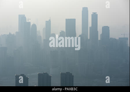 Chongqing, China - 13. Juni 2018: Skyline Luftbild der Stadt im Nebel. Stockfoto