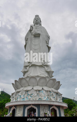 Da Nang, Vietnam - May 22, 2018. Lady Buddha (der Bodhisattva der Barmherzigkeit) an der Linh Ung Pagoda in Da Nang, Vietnam. Stockfoto