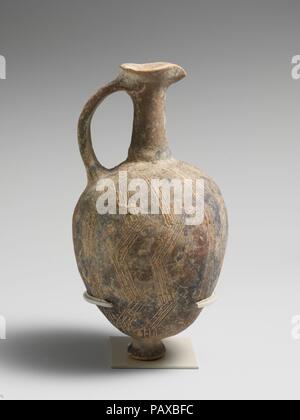 Terrakotta Kanne. Kultur: Zypriotische. Abmessungen: H.5 3/16 in. (13,2 cm). Datum: Ca. 1725-1600 v. Chr.. Diese Art der Vase, mit einem langen, schmalen Hals und Trichter Auslauf, kann parfümierte öle enthalten haben. Die Form und die gravierte Deko wurden wahrscheinlich durch el-Yahudieh jugs Weiterempfehlen inspiriert. Museum: Metropolitan Museum of Art, New York, USA. Stockfoto