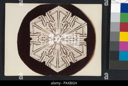 [Snow Crystal]. Artist: Wilson Alwyn Bentley (American, 1865-1931). Abmessungen: Bild: 3 × 3. (7,6 × 7,6 cm) Blatt: 3 1/4 in. X 4 in. (8,2 × 10,1 cm). Datum: 1890S-1920s. Museum: Metropolitan Museum of Art, New York, USA. Stockfoto