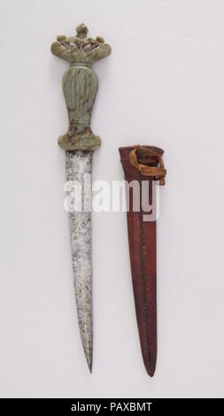 Dolch mit Scheide. Kultur: Hilt, Indische, Mughal; Indische. Abmessungen: H. mit Scheide 14 7/16 in. (36,7 cm); H. ohne Scheide 14 3/8 in. (36,5 cm); H. von Blade 9 1/4 in. (23,5 cm); W. 2 1/2 in. (6,4 cm); Wt. 8.1 oz. (229.6 g); Gew. der Ummantelung 0,9 oz. (25,5 g). Datum: 18. bis 19. Jahrhundert. Museum: Metropolitan Museum of Art, New York, USA. Stockfoto