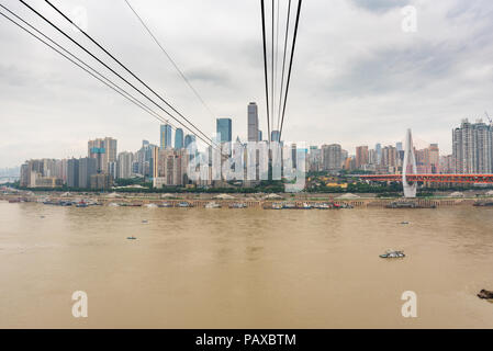 Chongqing, China - Juni 12, 2018: urbane Seilbahn in Chongqing China über Yangze Fluss mit Yuzong Halbinsel im Hintergrund Stockfoto