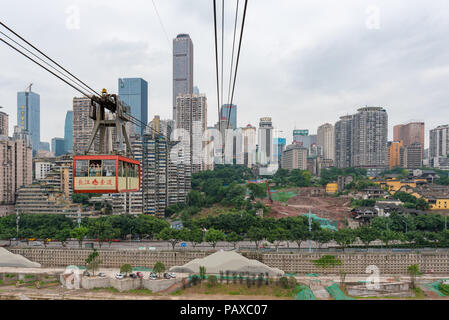 Chongqing, China - Juni 12, 2018: urbane Seilbahn in Chongqing China über Yangze Fluss mit Yuzong Halbinsel im Hintergrund Stockfoto