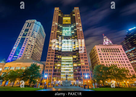 Moderne Gebäude in der Nacht, in der Innenstadt von Columbus, Ohio Stockfoto